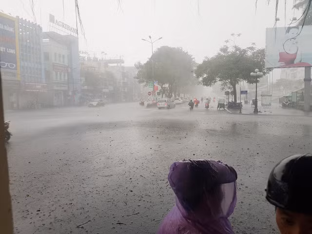 Nhiều người đi đường, phụ huynh chở con phải tấp vào lề đường chờ đợi.