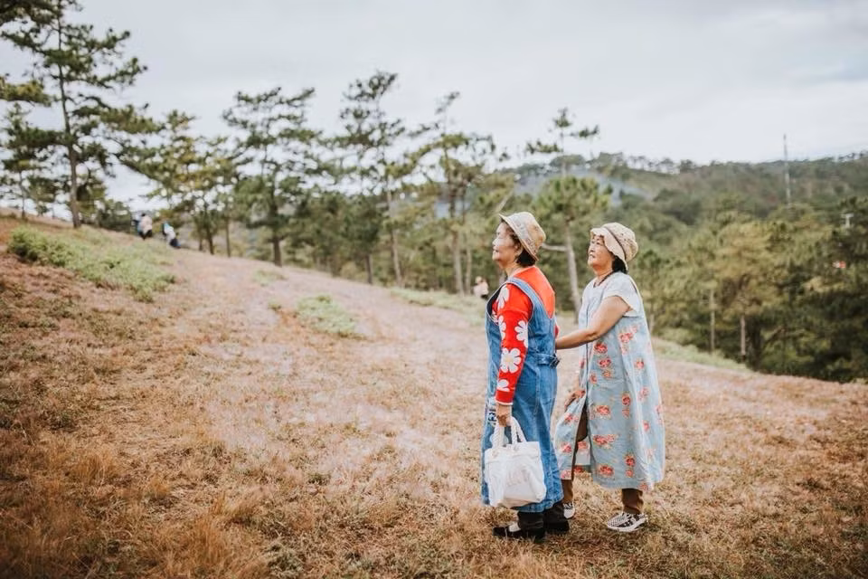 Bà Lê Thị Phước (jean xanh) và bà Lê Kim Hoa (áo hoa) là thông gia thân thiết.