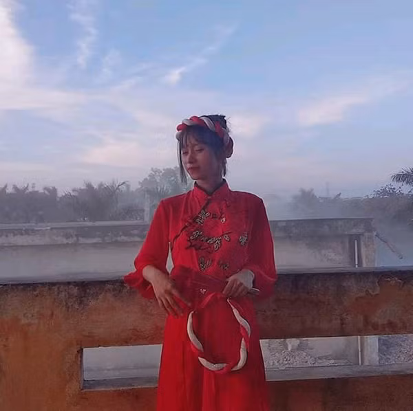 Cô bạn này cho biết, chụp ảnh lúc tòa nhà bị phá tạo nên khung cảnh cổ kính rất đẹp. (Ảnh: Chinh Nguyễn)