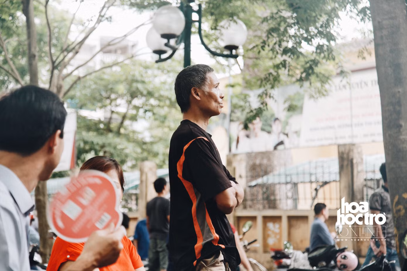 Những hình ảnh xúc động trong mùa thi: “Con cứ yên tâm, có cha mẹ ở đây rồi!” ảnh 1 Những hình ảnh xúc động trong mùa thi: “Con cứ yên tâm, có cha mẹ ở đây rồi!” ảnh 1
