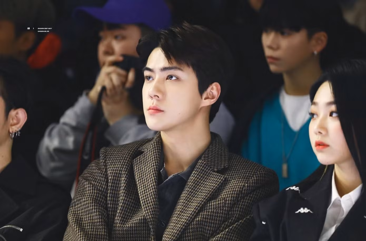 Sehun và Mina được xếp chỗ ngồi cạnh nhau.