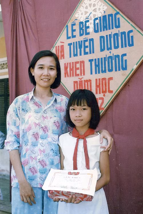 Không chỉ hát hay, nữ ca sĩ còn học giỏi và được tuyên dương, khen thưởng.