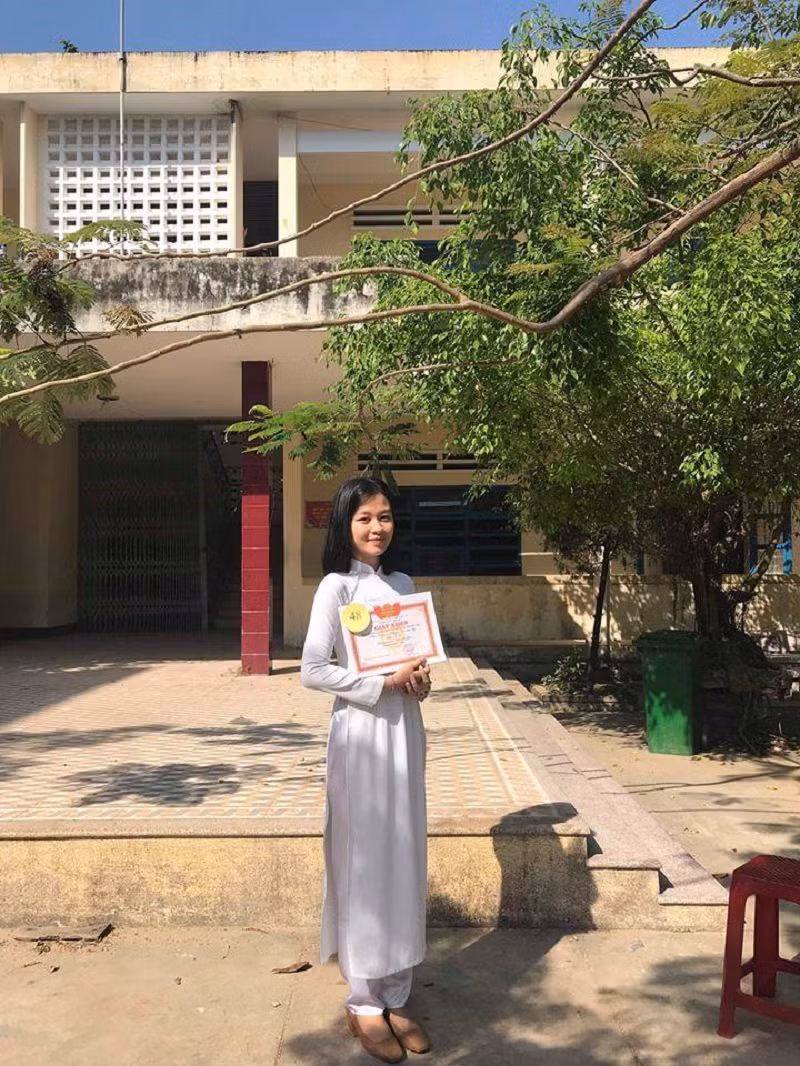 Vừa học giỏi lại vừa xinh đẹp, thướt tha.