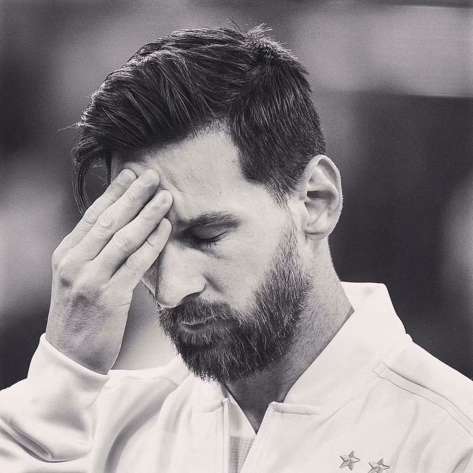 Hình ảnh thể hiện sự căng thẳng của Messi được chia sẻ rất nhiều trên facebook.
