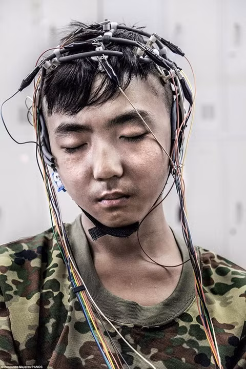 Một thiếu niên đang đeo thiết bị theo dõi xung động não tại trung tâm. Ảnh: ABC.