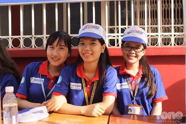 Các tình nguyện viên có mặt tại điểm thi từ rất sớm.