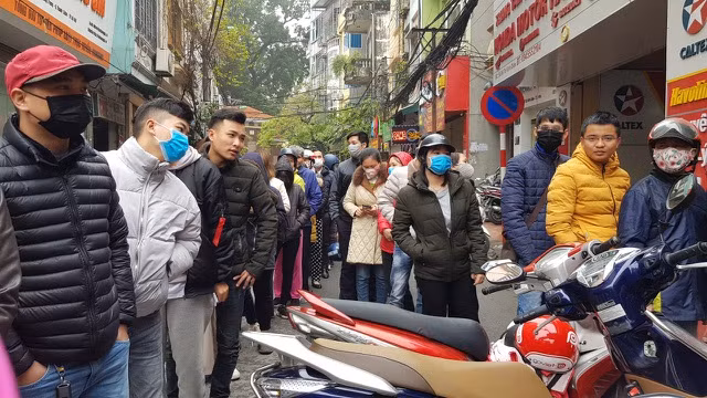 Rất nhiều người lo lắng cho sức khoẻ đã tới đây xếp hàng.