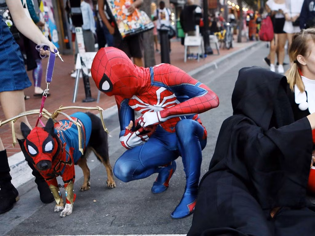 2 phiên bản cosplay người nhện chụp ảnh chung với nhau tại sự kiện.