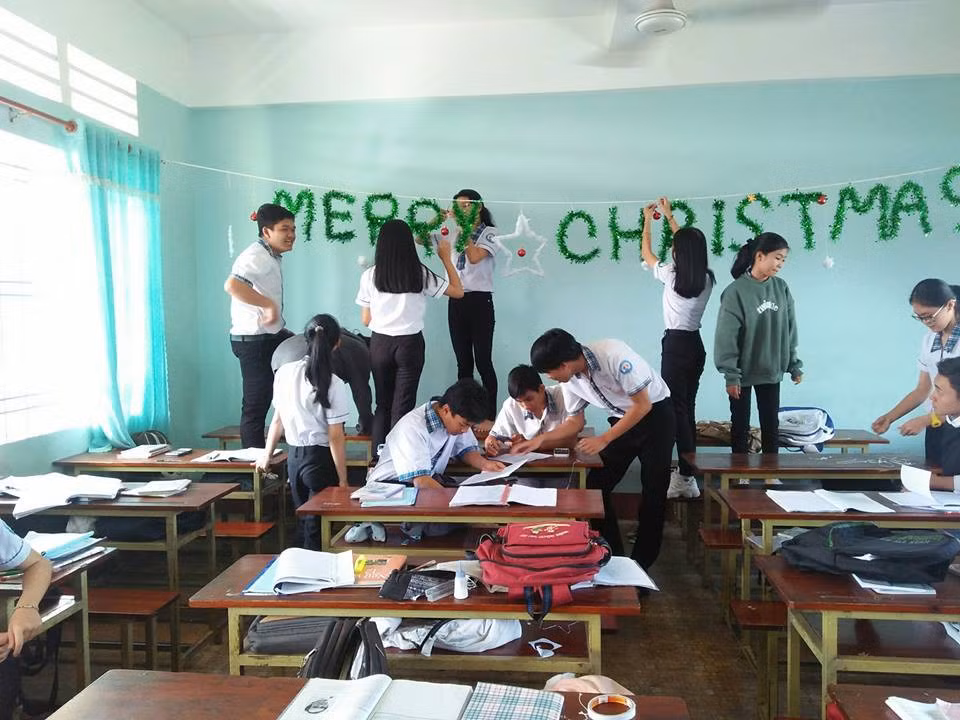 Các bạn học sinh lớp 12A3 trường THPT Điểu Cải (Đồng Nai) háo hức “tân trang” lớp học để chào đón Noel. (Ảnh: Phương Ngân)