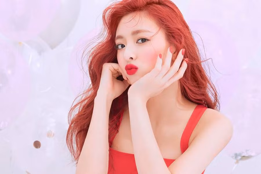 Khi Yuna debut cùng nhóm ITZY, cô nàng đã được gọi là tiểu tiên cá, là công chúa Ariel bước ra từ phim hoạt hình Disney. Quả thực gương mặt xinh đẹp, nụ cười tươi rói, mái tóc đỏ rực giúp Yuna thực sự tỏa sáng.