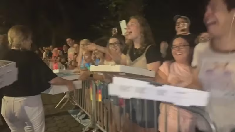 Rất nhiều fan xếp hàng ở Central Park để vào xem phần trình diễn của Taylor.