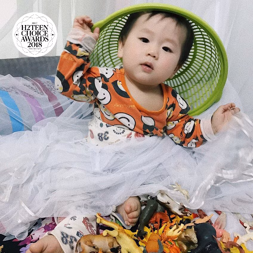Cậu bé sở hữu cặp má bầu bĩnh và đôi mắt tròn xinh xắn.