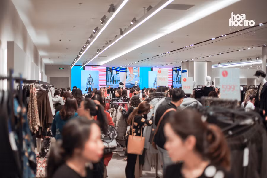 Hàng trăm khách hàng đổ xô đi mua hàng dịp Black Friday.