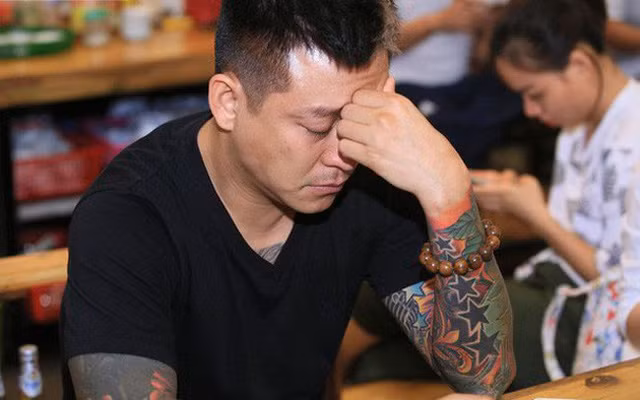 Vẻ mệt mỏi, suy sụp của Tuấn Hưng khi chia sẻ với báo chí ngay trong tối 5/10, khi có thông báo yêu cầu tạm dừng đêm diễn từ UBND Quận Ba Đình.