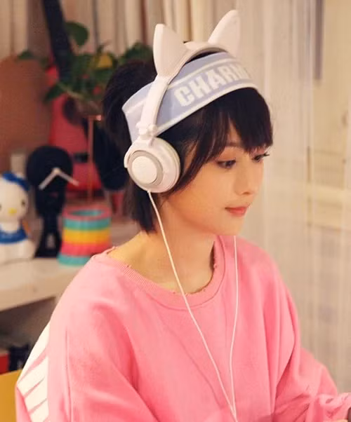 Từ lúc ở nhà cho đến khi ra phố, cô thiếu nữ có tính cách mộng mơ lần đầu biết yêu đều diện trang phục có sắc hồng.