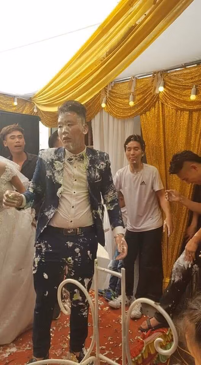 Chú rể bị hội bạn thân lầy lội “make up” toàn thân bằng bánh gato. (Ảnh: Thanh Kim Bùi)