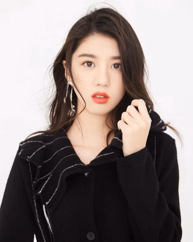 Eleanor Lee còn được gọi là Lý Khải Hinh. Người ta còn gọi cô là "Mỹ nhân quả táo", "Mỹ nhân Apple"