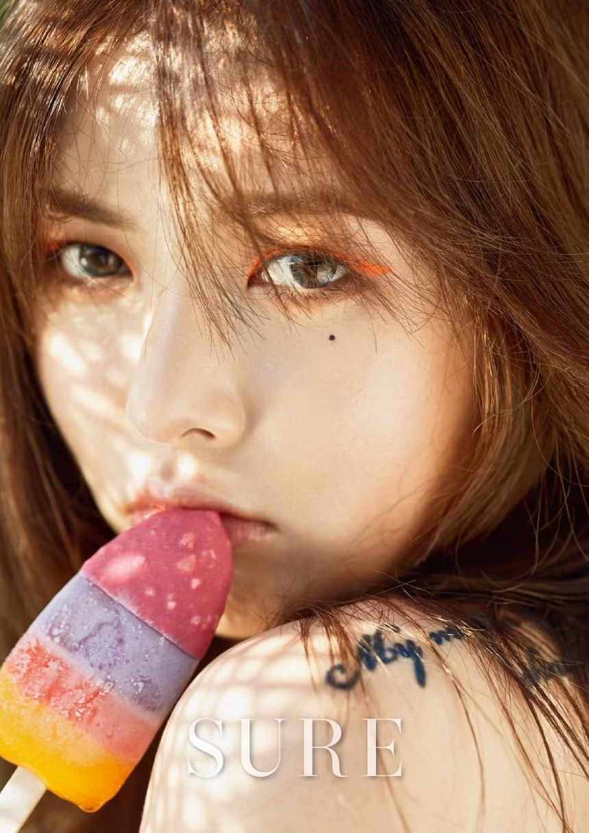 Dù có trang điểm theo phong cách nào đi nữa, thì HyunA cũng sẽ nhấn nhá vào nốt ruồi ở dưới mắt trái của mình, để nó trở thành điểm nhấn đặc biệt của mình.