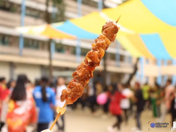 Một câu chuyện buồn là: Chưa kịp ăn một xiên thịt nào của lớp thì đã bán hết sạch rồi!