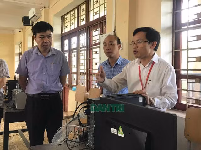 Ông Mai Văn Trinh kiểm tra máy móc tại một phòng chấm thi trắc nghiệm.