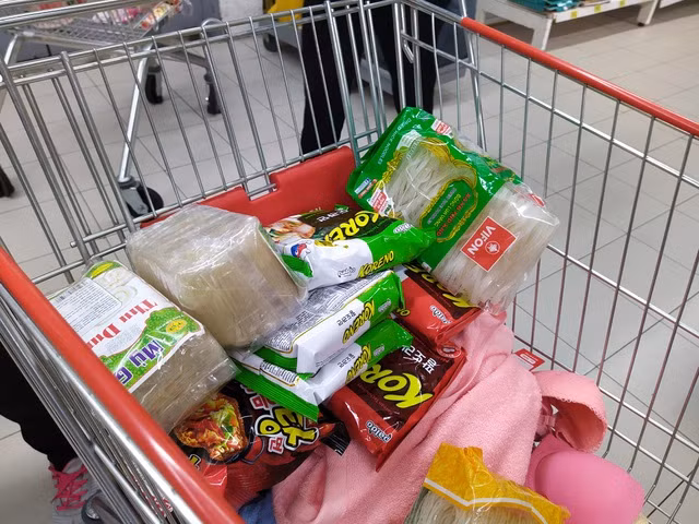 Mặt hàng mì gói, mì hộp cũng là một lựa chọn không thể thiếu của người tiêu dùng.