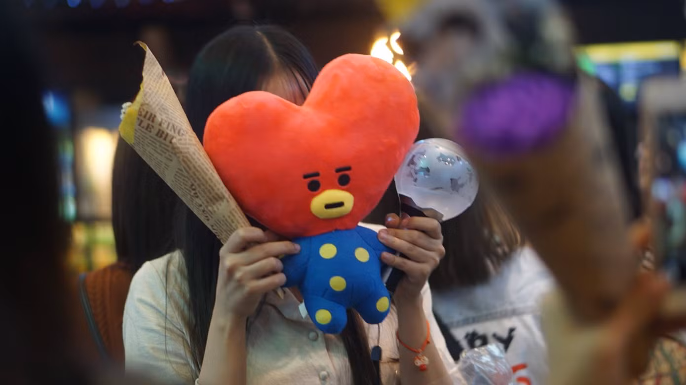 TATA BT21 cũng được dẫn đi xem phim của "bố" Taehyung.