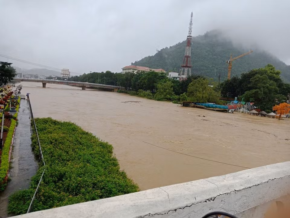 Đa số các tuyến đường đi đến cụm thi đều bị ảnh hưởng nghiêm trọng. (Ảnh: Nguyễn Đăng Hiển)