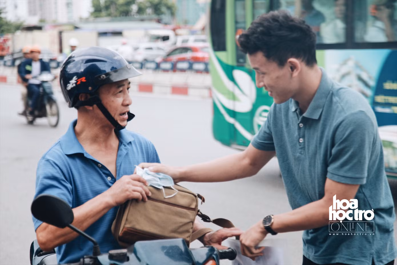 Những hình ảnh xúc động trong mùa thi: “Con cứ yên tâm, có cha mẹ ở đây rồi!” ảnh 11 Những hình ảnh xúc động trong mùa thi: “Con cứ yên tâm, có cha mẹ ở đây rồi!” ảnh 11