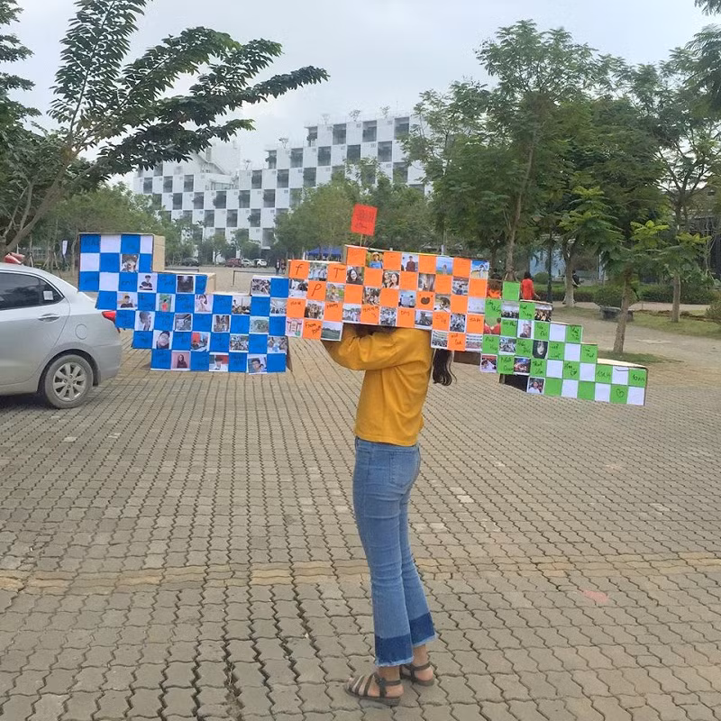 Thậm chí các bạn học sinh còn thể hiện tình yêu trường qua cách làm báo tường 3D giống y hệt tòa nhà của trường.