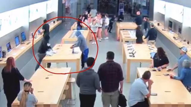 Camera giám sát ghi lại hình ảnh một nhóm trộm ngang nhiên lấy cắp iPhone trưng bày bên trong Apple Store trước sự ngỡ ngàng của các khách hàng khác.