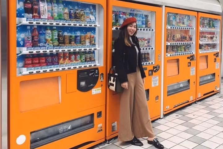 Nhật Bản là đất nước của các máy bán hàng tự động. Bán gần như mọi thứ, từ đồ uống đến trứng, rau, khẩu trang y tế hay như những chiếc ô nói trên.