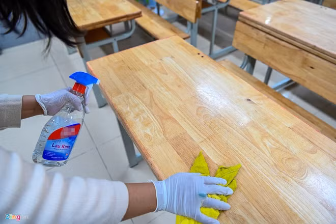 Công tác phun và khử khuẩn được tiến hành ở trường học. Ảnh: Việt Linh.