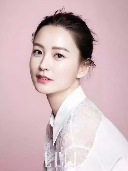 Jung Yoo Mi cũng thuộc nhóm các nữ diễn viên kém ăn hình, ở ngoài còn xinh đẹp đằm thắm hơn với làn da trắng như sứ, nụ cười tươi rói và đôi mắt sáng.