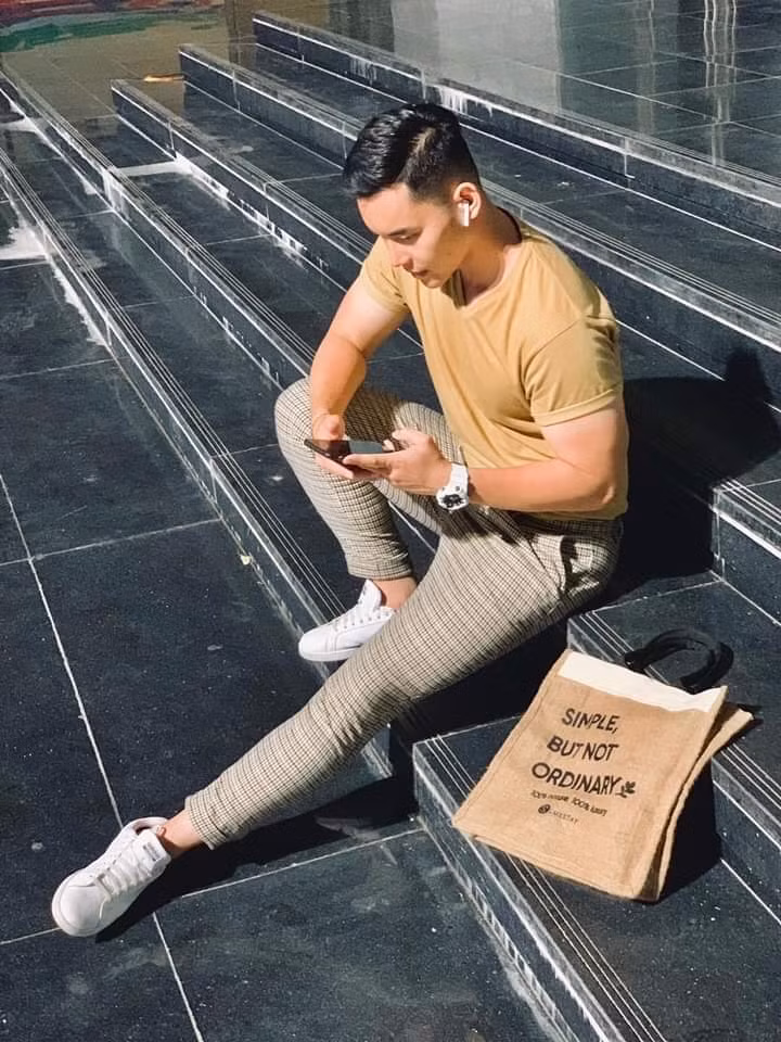 MC - người mẫu Mạnh Khang thường xuyên sử dụng túi vải mỗi khi đi du lịch, đi làm.