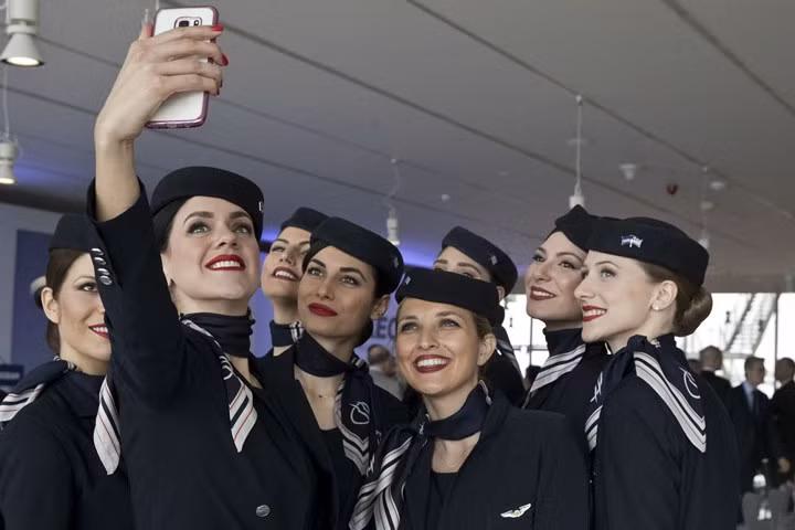 Các nữ tiếp viên của Aegean Airlines cùng nhau chụp ảnh selfie.