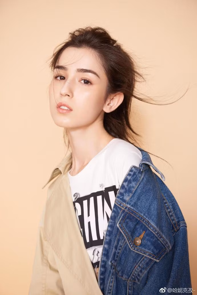 Hiện giờ, Cáp Ni Khắc Tư đang được xem là đối thủ đáng gờm của Địch Lệ Nhiệt Ba về mặt nhan sắc.