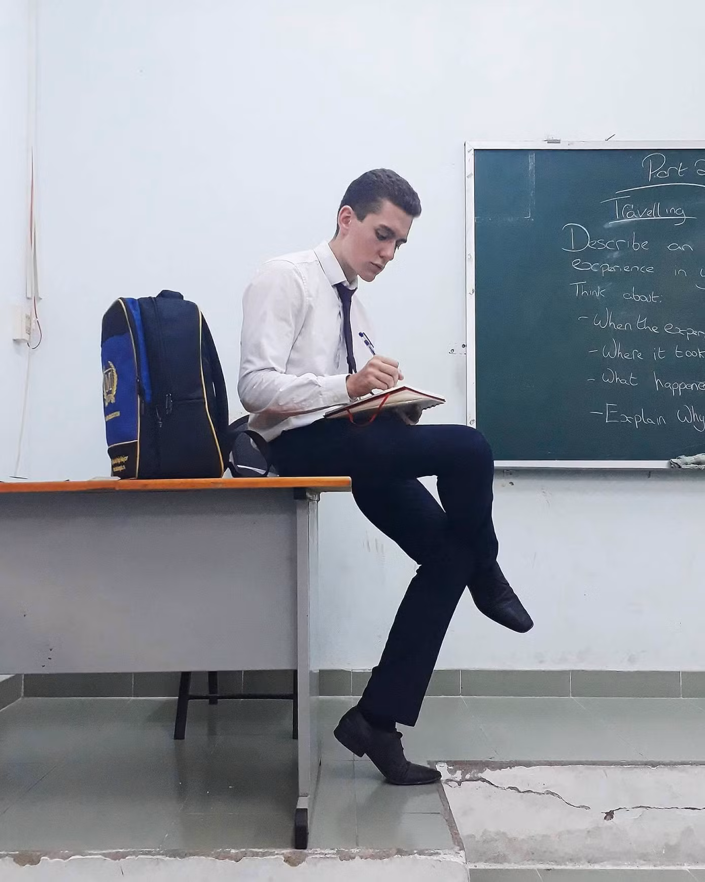 Thầy giáo "soái ca" sơ mi trắng gây ấn tượng với học sinh bởi sự vui vẻ, hài hước của mình.