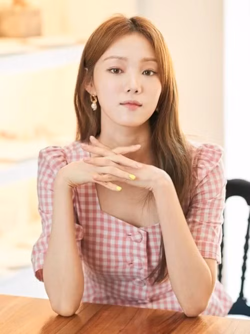 Chiếc áo gingham giúp Lee Sung Kyung trông đầy dịu dàng và nữ tính trong một cuộc phỏng vấn.