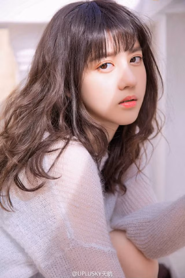 Không những xinh đẹp, cô còn được biết đến là một hot girl có thành tích học tập siêu khủng và tài năng ca hát, nhảy múa cũng như chơi các loại nhạc cụ.