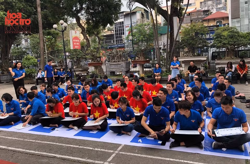 Phần thi kiến thức diễn ra hồi hộp và gay cấn.