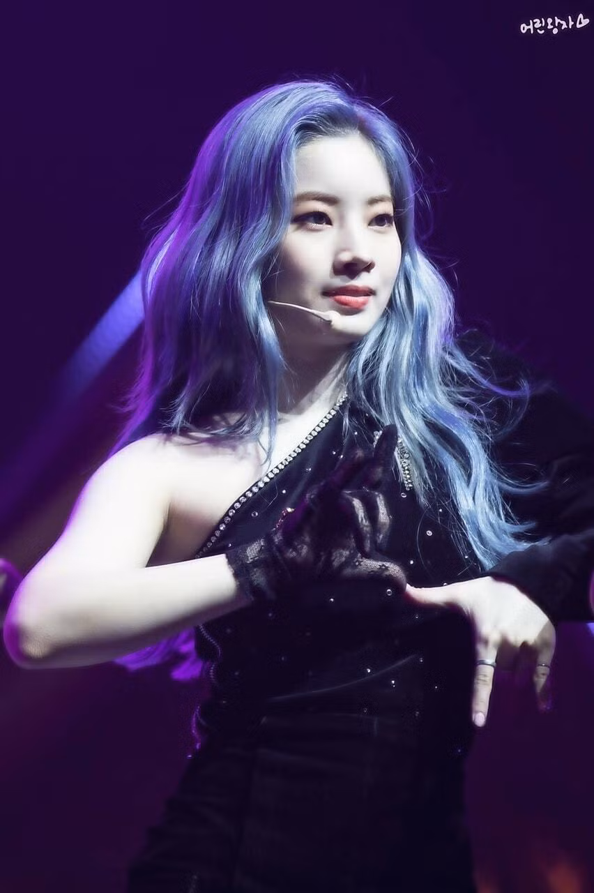 Với mái tóc xanh dương, Da Hyun được so sánh với nữ hoàng biển cả. Thành viên Twice có làn da trắng, hợp với mọi màu tóc.