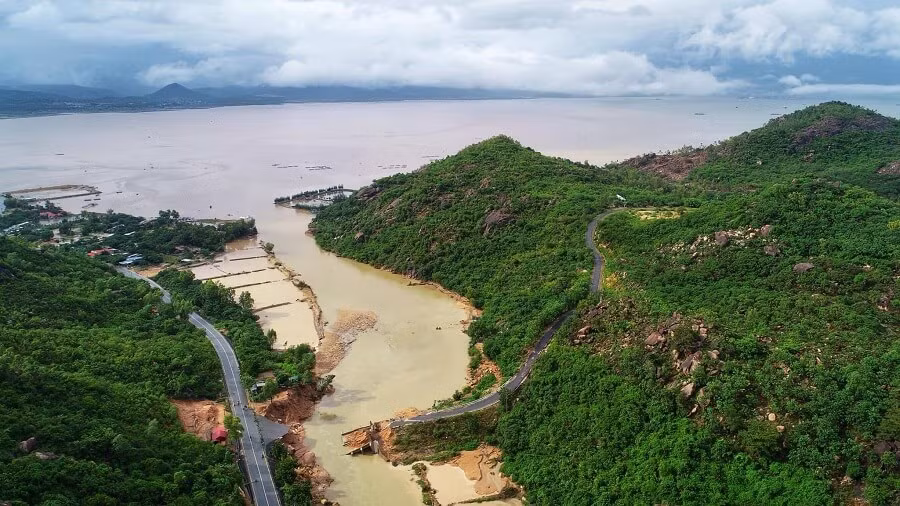Nước mênh mông khắp nơi. Ảnh: Tri Nguyen/CamRanhPhoto