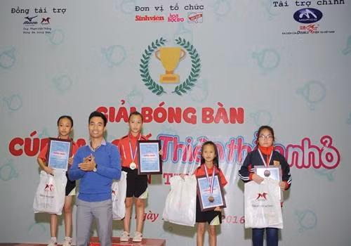 Anh Đinh Duy Hưng – Chủ nhiệm CLB Bóng bàn Duy Dưng trao giải nội dung Đơn nữ U8.