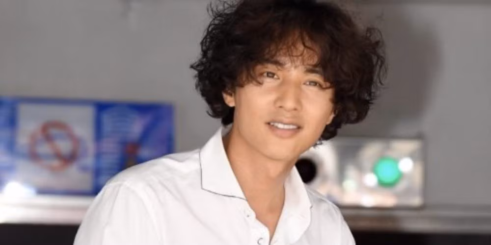 Nhưng có lần, Won Bin bỗng dưng có hửng đổi kiểu tóc, thử để tóc dài uốn xoăn thành lọn. Kết quả là ai cũng té ngửa khi Won Bin đẹp trai lịch lãm ngày nào, nay bỗng hóa thành một chàng trai già cỗi và luộm thuộm.