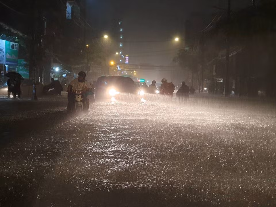 "Biển nước" trên đường Đinh Bộ Lĩnh (Q.Bình Thạnh). ẢNH: ĐẬU TIẾN ĐẠT.