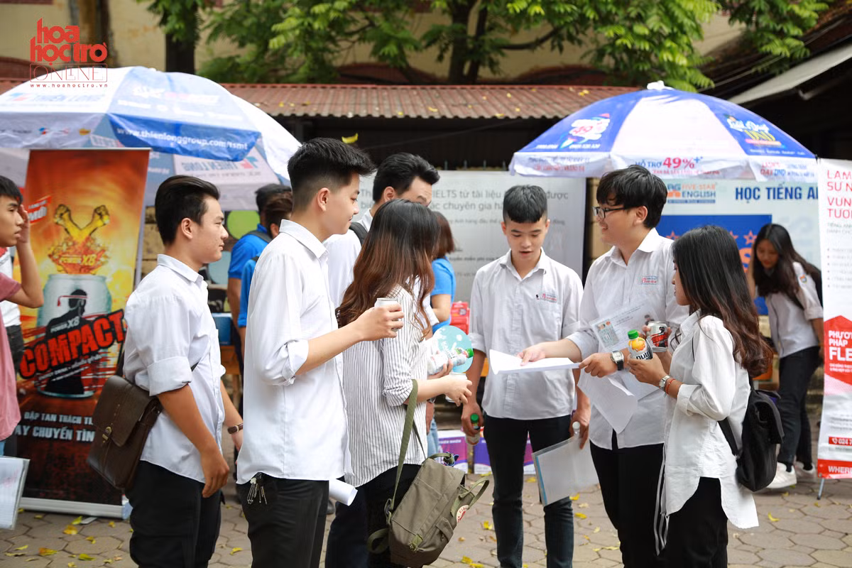 Hà Nội: Teen "thở phào" sau môn thi THPT Quốc gia đầu tiên, phụ huynh mừng lo lẫn lộn ảnh 16