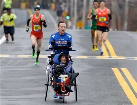 Ông Dick Hoyt và con trai trong cuộc chạy marathon Boston năm 2015.