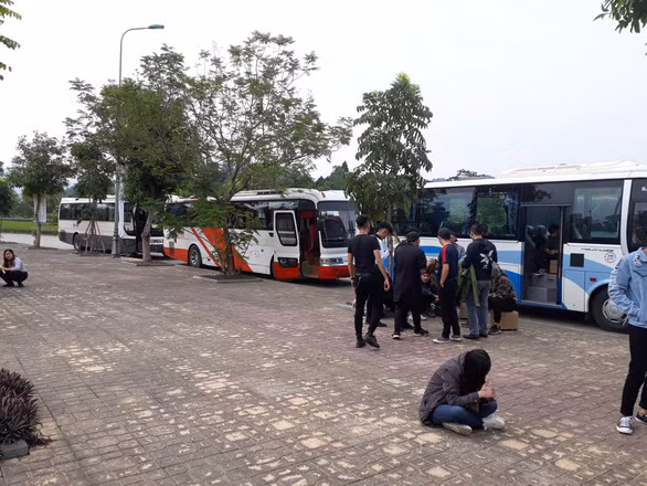 Đoàn xe buýt dẫn khách tham dự và staff của Quest dừng trước Làng Văn hóa. (Ảnh: Tuổi Trẻ Online)