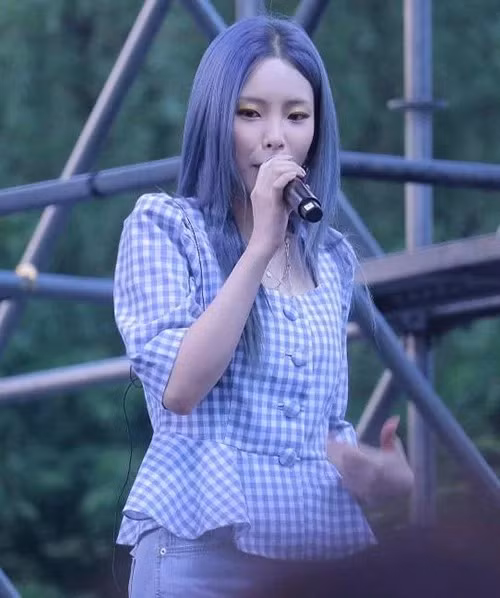 Ngoài màu hồng, phiên bản màu xanh mát mắt cũng được nhiều idol chọn diện, trong đó có giọng ca Heize. 