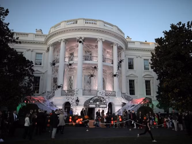 Toàn cảnh Nhà Trắng trong lễ hội Halloween năm 2017./.